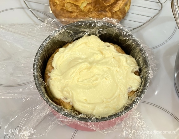 На корж выложить весь крем, аккуратно разровнять.