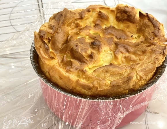 Сверху выложить второй корж, немного прижать, накрыть пищевой пленкой. Убрать в холодильник для стабилизации на пару часов или на ночь.