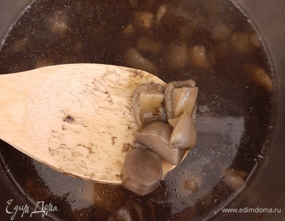 Грибы почистить, промыть, нарезать произвольно и отварить в подсоленной воде в течение 20 минут.
