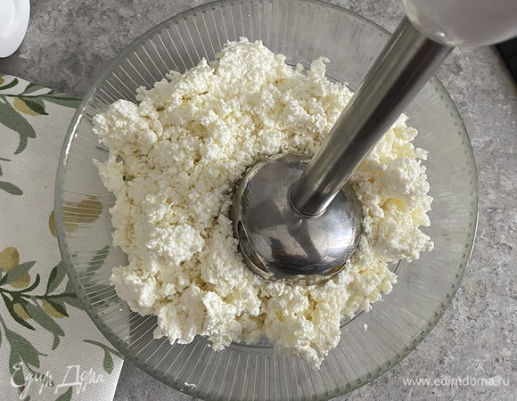 Блендером взбить творог, чтобы он был пышным.