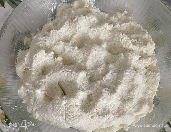 Смешать творог, манку, сахар и соль. Оставить массу на 10 минут.