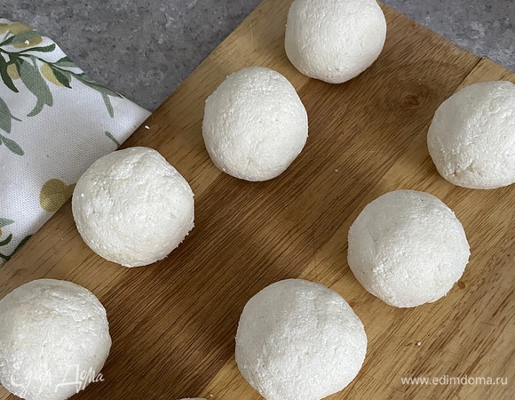 Разделить на восемь равных частей, скатать шарики.