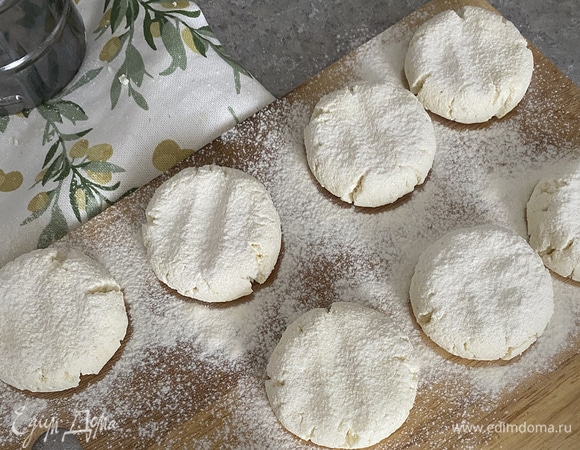 Придавить сверху рукой (сформировать сырники) и посыпать мукой (или обвалять в муке). Мука может быть разной: пшеничной, рисовой, кокосовой — на ваш вкус.