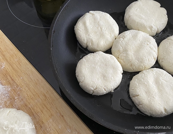 Разогреть сковороду с растительным маслом. Выложить сырники и обжарить их по 3–4 минуты с каждой стороны.