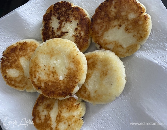 Выложить румяные сырники на бумажное полотенце, чтобы они немного остыли и бумага впитала лишнее масло.