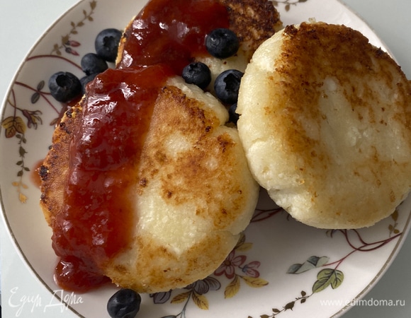 Подавать сырники к завтраку можно с любимым джемом, ягодами, сахарной пудрой, сметаной. Приятного аппетита!
