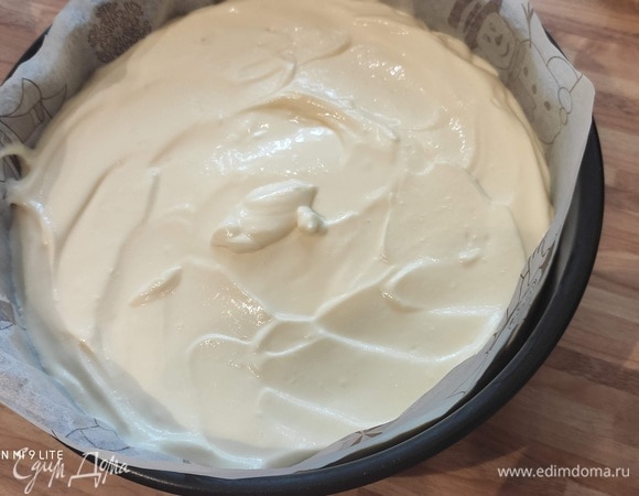 Выложите смесь чизкейка на савоярди и разровняйте.