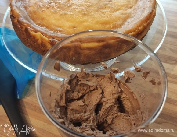 Достаньте чизкейк из формы, удалите бумагу для выпечки и выложите торт на тарелку. Взбейте шоколадный мокка-мусс на средней скорости миксером, чтобы он стал плотным и воздушным. Будьте осторожны, не взбивайте слишком долго!