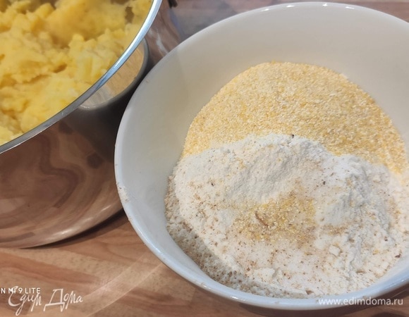 Картофель, сваренный в мундире, немного охладить, очистить и раздавить в пюре. Остудить. В отдельной миске смешать муку с манкой и солью. Добавить щепотку мускатного ореха.