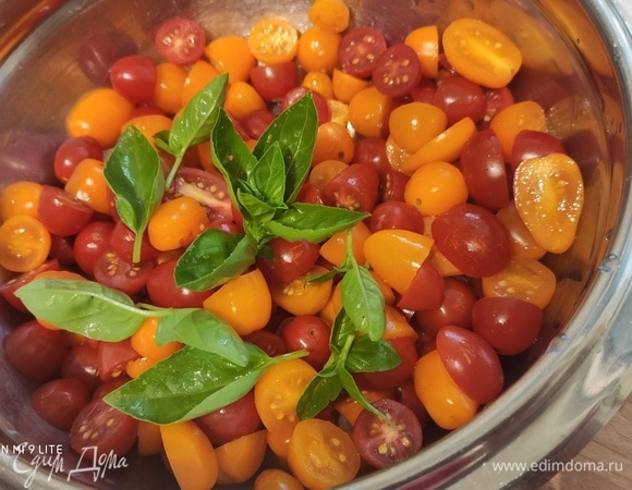 Черри вымыть, разрезать на половинки. Визуально смотрится красиво, если взять черри разных цветов.