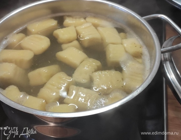 Когда вода закипит, выложить ньокки в воду, варить приблизительно 5 минут. Когда ньокки всплывут на поверхность, они готовы.