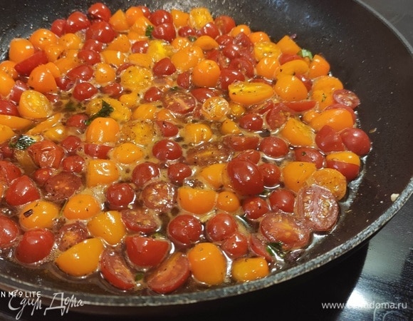 Помидоры пустили сок — соус сейчас нужно посолить, поперчить, добавить немного базилика. Несколько листиков оставить для подачи.