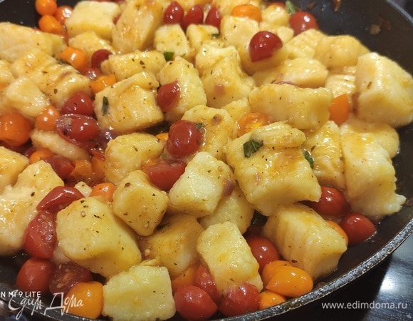 Шумовкой выложить ньокки (дать стечь лишней жидкости) в сковороду, аккуратно перемешать.