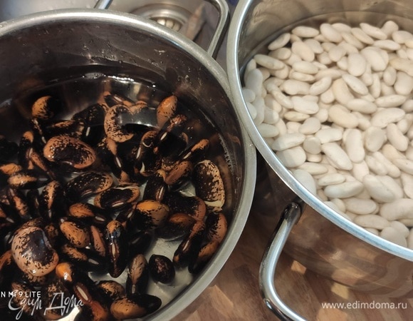 Оба вида фасоли помыть и замочить на несколько часов. Затем поставить вариться отдельно друг от друга. В супе можно использовать овощной бульон, а можно в кастрюлю с белой фасолью при варке положить лук, морковь, петрушку и сельдерей.