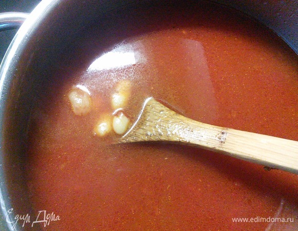 Соединить фасоль в кастрюле с зажаркой из лука, чеснока и помидоров. Отвар я использовала только от белой фасоли, а от темной слила, так как он придал бы супу неаппетитный цвет. Если жидкости осталось мало, то можно долить бульон или воду. Суп посолить, поперчить и добавить цедру и сок лайма. Все по вкусу. Возможно, вам захочется добавить щепотку сахара, чтобы уравновесить его баланс.