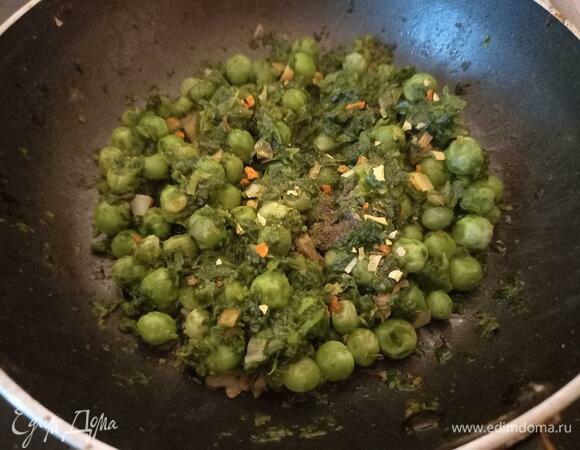 Посолить и поперчить получившуюся смесь, перемешать. На фото есть красные кусочки: у меня соль с дополнением мелких овощей.