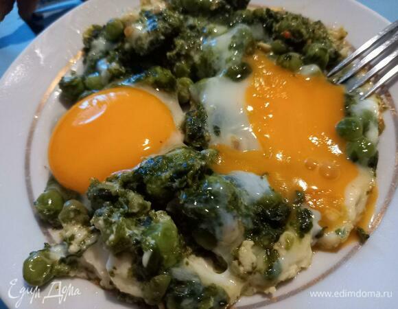 Подавать сразу же в горячем виде. Приятно запивать горячим зеленым чаем.