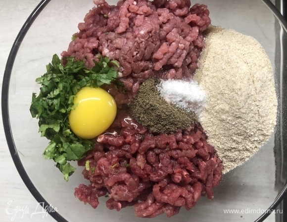 Смешайте свиной и говяжий фарш с панировочными сухарями, нарезанной кинзой (1/2 пучка), яйцом, солью и перцем.