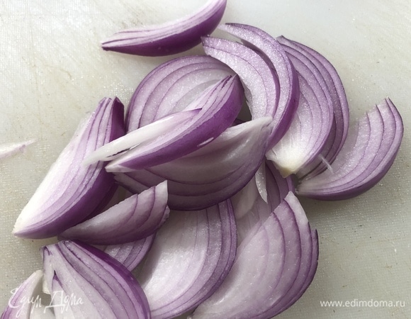 Нарежьте крупно лук, отправьте в разогретое масло на сковороду. Поджарьте до золотистого цвета.