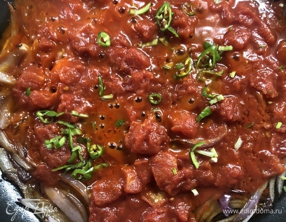 Добавьте нарезанные томаты (у меня были консервированные), обжарьте до золотистого оттенка, добавьте нарезанный перец чили.