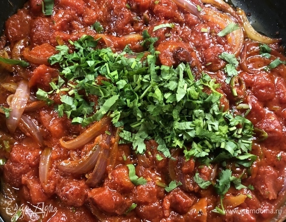 Нарежьте оставшуюся кинзу, отправьте ее к соусу.