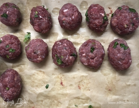 Сформируйте фрикадельки размером чуть больше грецкого ореха. Это удобно делать смоченными руками.