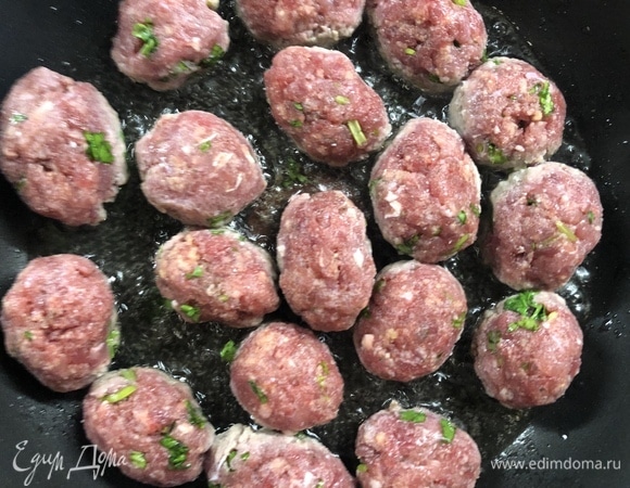 В отдельной сковороде обжарьте фрикадельки до золотистого цвета.