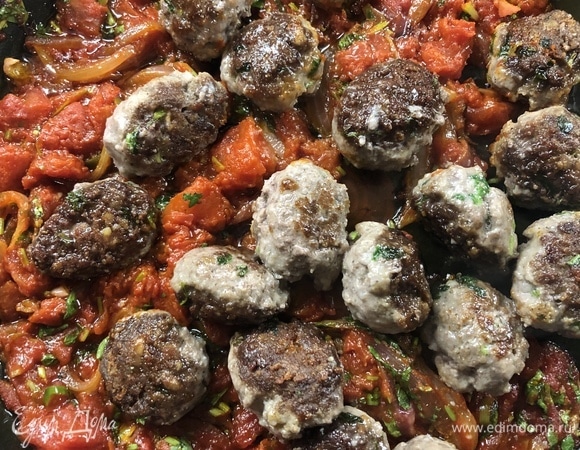 Отправьте их в соус, добавив немного воды, продолжайте тушить не более 30 минут.