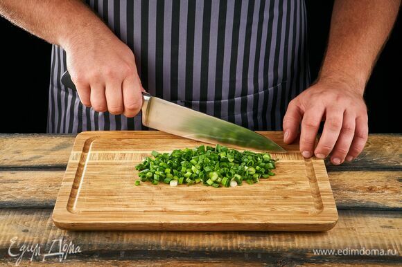 Зеленый лук мелко порубите и выложите в глубокую миску.
