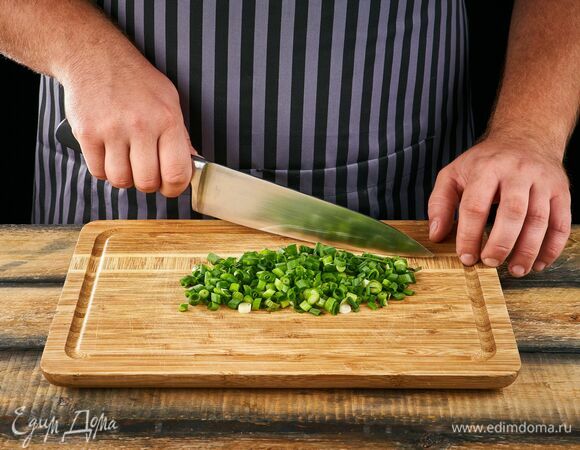 Зеленый лук мелко порубите и выложите в глубокую миску.