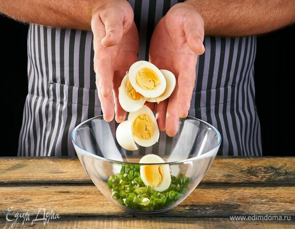 Яйца куриные сварите вкрутую, разрежьте пополам и добавьте к луку.