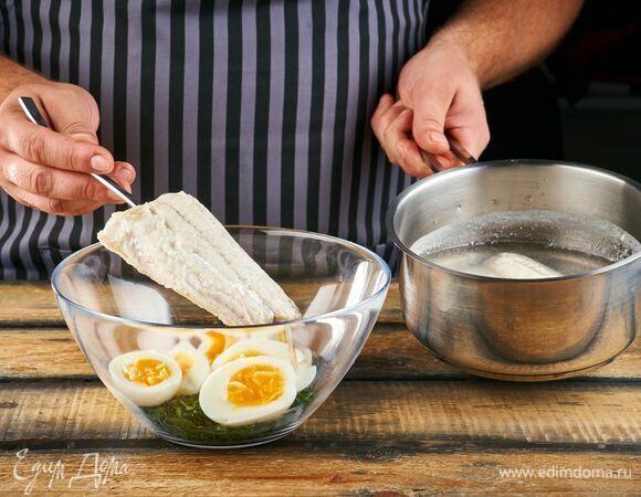 Готовую рыбу выложите в миску. Посолите, поперчите, измельчите вилкой.