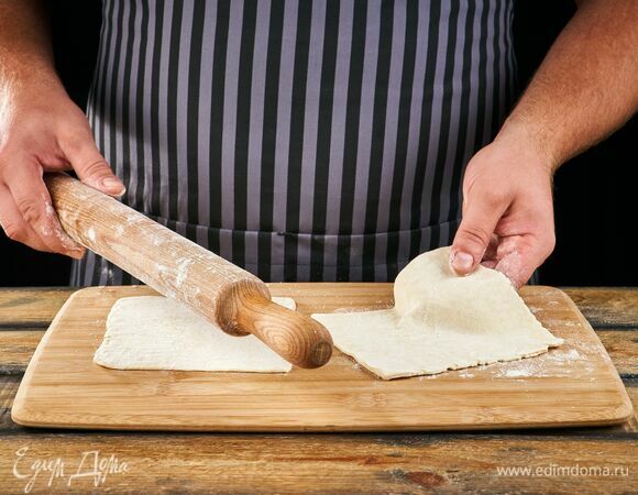 Слоеное тесто тонко раскатайте. Вырежьте из него квадратики.