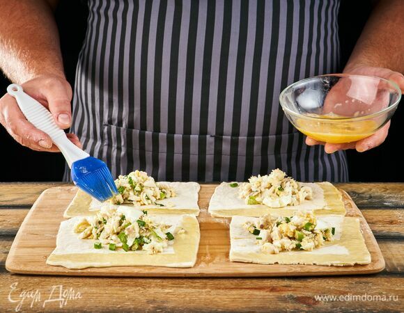 На каждый квадратик выложите начинку.