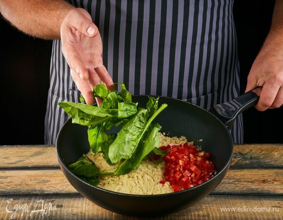 Добавьте шпинат и помидоры. Потушите 1 минуту и снимите с огня.