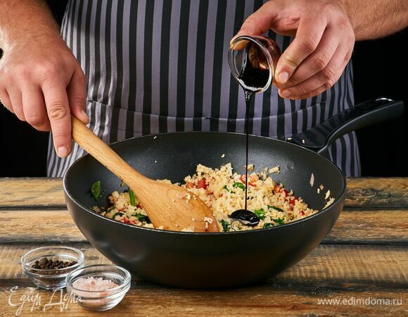 Овощи с кускусом посолите, поперчите, добавьте бальзамический соус и перемешайте.