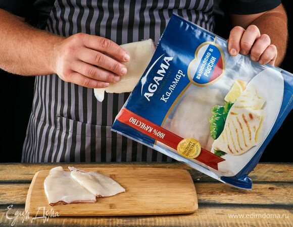 Разморозьте филе кальмара AGAMA. Не забудьте удалить хитиновые платины.