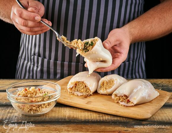 Нафаршируйте каждую тушку начинкой с кускусом. Не набивайте кальмары слишком сильно, потому что они ужарятся и станут меньше. 