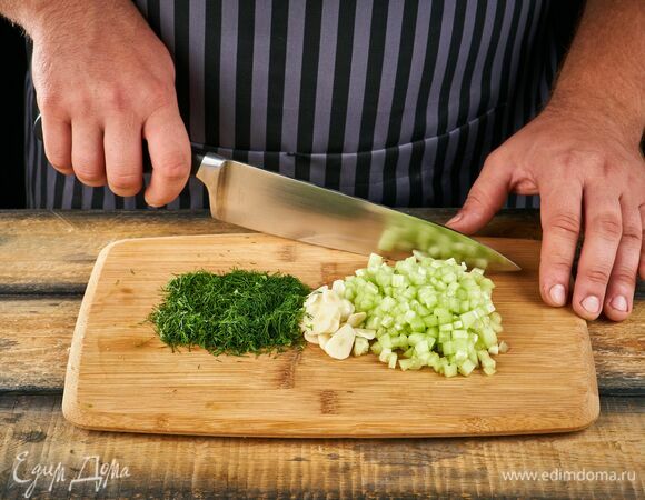 Приготовьте соус тартар. Огурец помойте, снимите с него кожуру и мелко нарежьте. Чеснок и укроп мелко порубите.