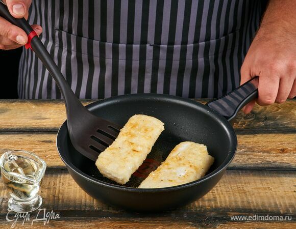 Обжарьте рыбу в растительном масле.