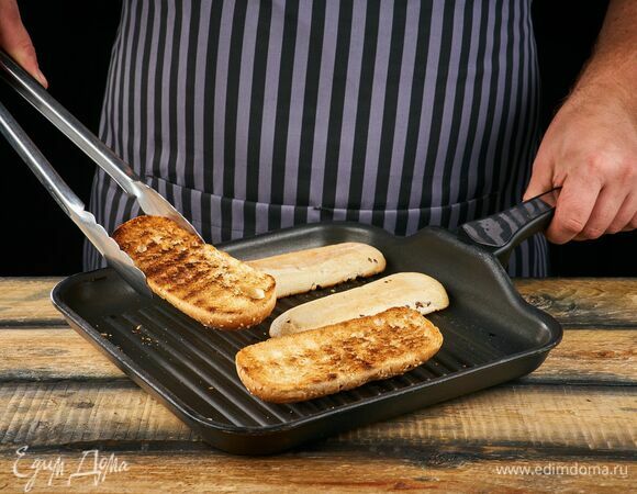 Чиабатту разрежьте пополам и подсушите на сковороде-гриль.