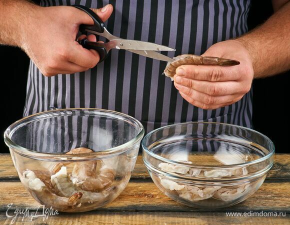 Очистите креветки, выложите в миску.