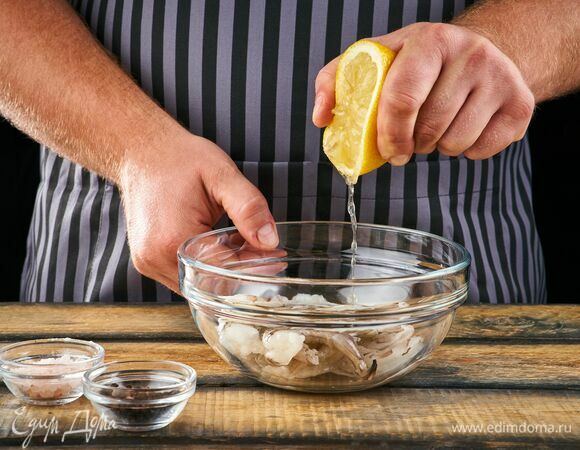 Сбрызните креветки лимонным соком, посолите, поперчите. Мариновать их не нужно.