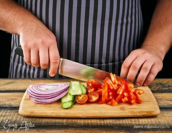 Нарежьте ломтиками сладкий перец и огурцы. Черри разрежьте пополам. Лук нашинкуйте тонкими кольцами.