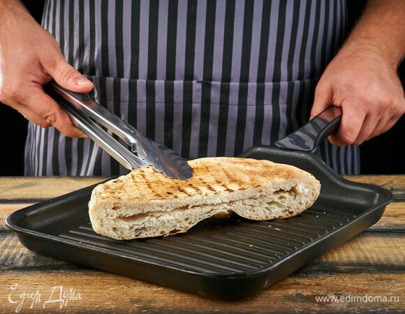 Питу подсушите на сковороде.