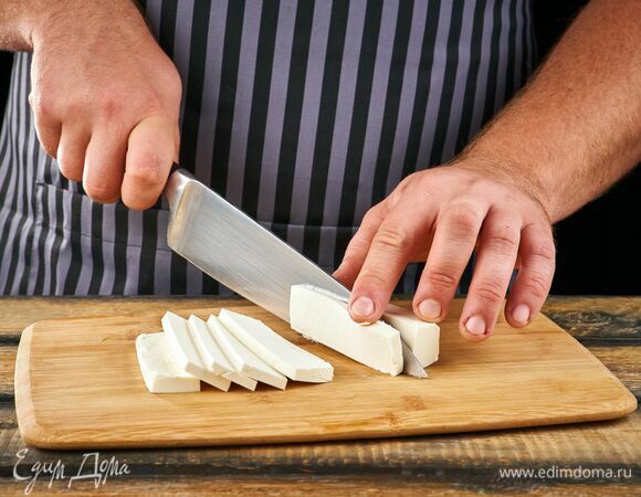 Фету нарежьте тонкими пластинками.