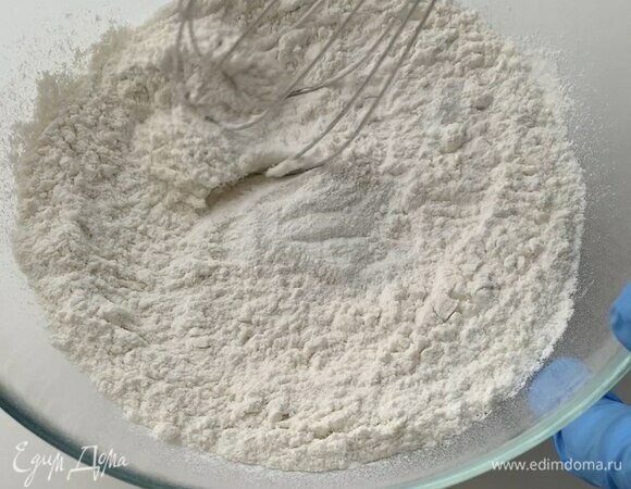 Смешайте в миске все сухие ингредиенты: муку (просейте), соль, сахар, разрыхлитель.