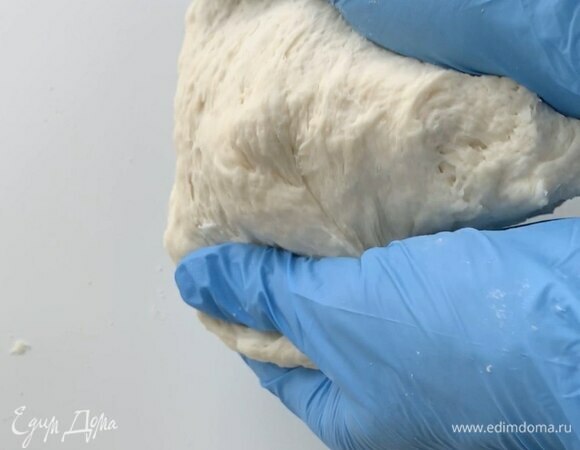 Затем вымешивайте руками в течение 3–5 минут.