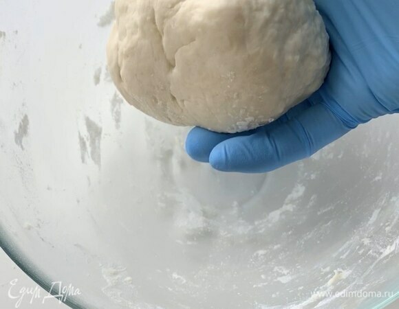 Положите тесто обратно в посуду, накройте салфеткой и оставьте на 30 минут.