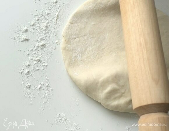 Припылите рабочую поверхность мукой и тонко раскатайте основу для пиццетты.